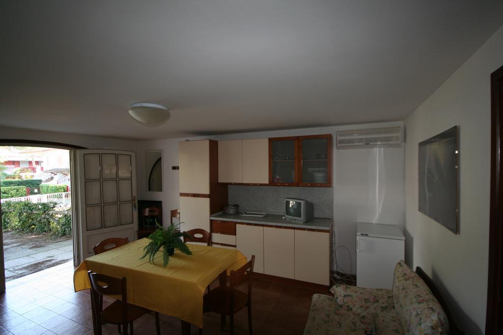 Ba - Villa Stella - 3 Apartments- Линяно Сабиадоро Екстериор снимка