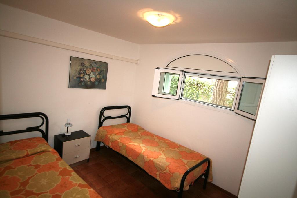 Ba - Villa Stella - 3 Apartments- Линяно Сабиадоро Екстериор снимка